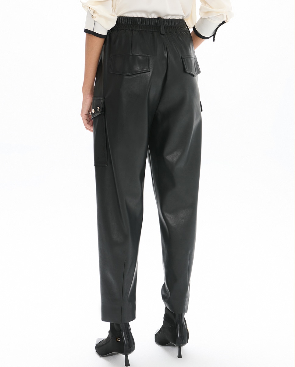 Calças Jogger Efeito Pele com Bolsos Cargo e Tachas Preto-4