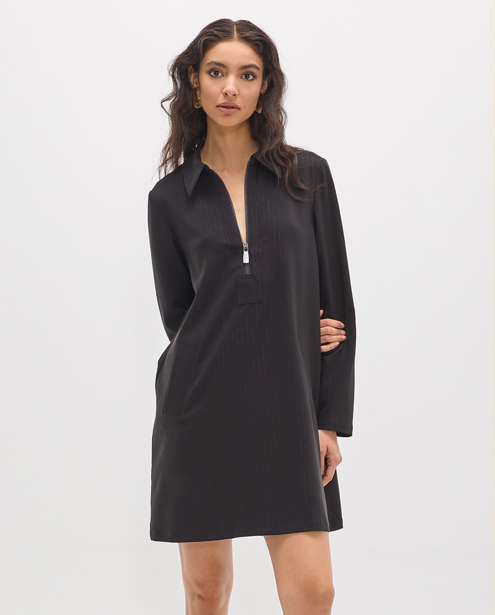 Imagem 0 de Vestido Curto Às Riscas Diplomáticas com Gola Tipo Camisa e Fecho Zip na Placket