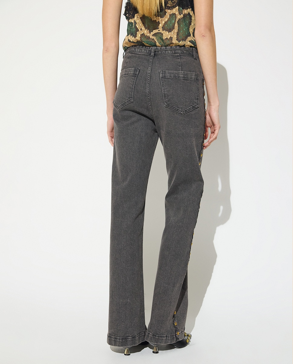 Jeans com Corte a Direito com Tachas Laterais e Cinto com Fivela Personalizada Preto-4