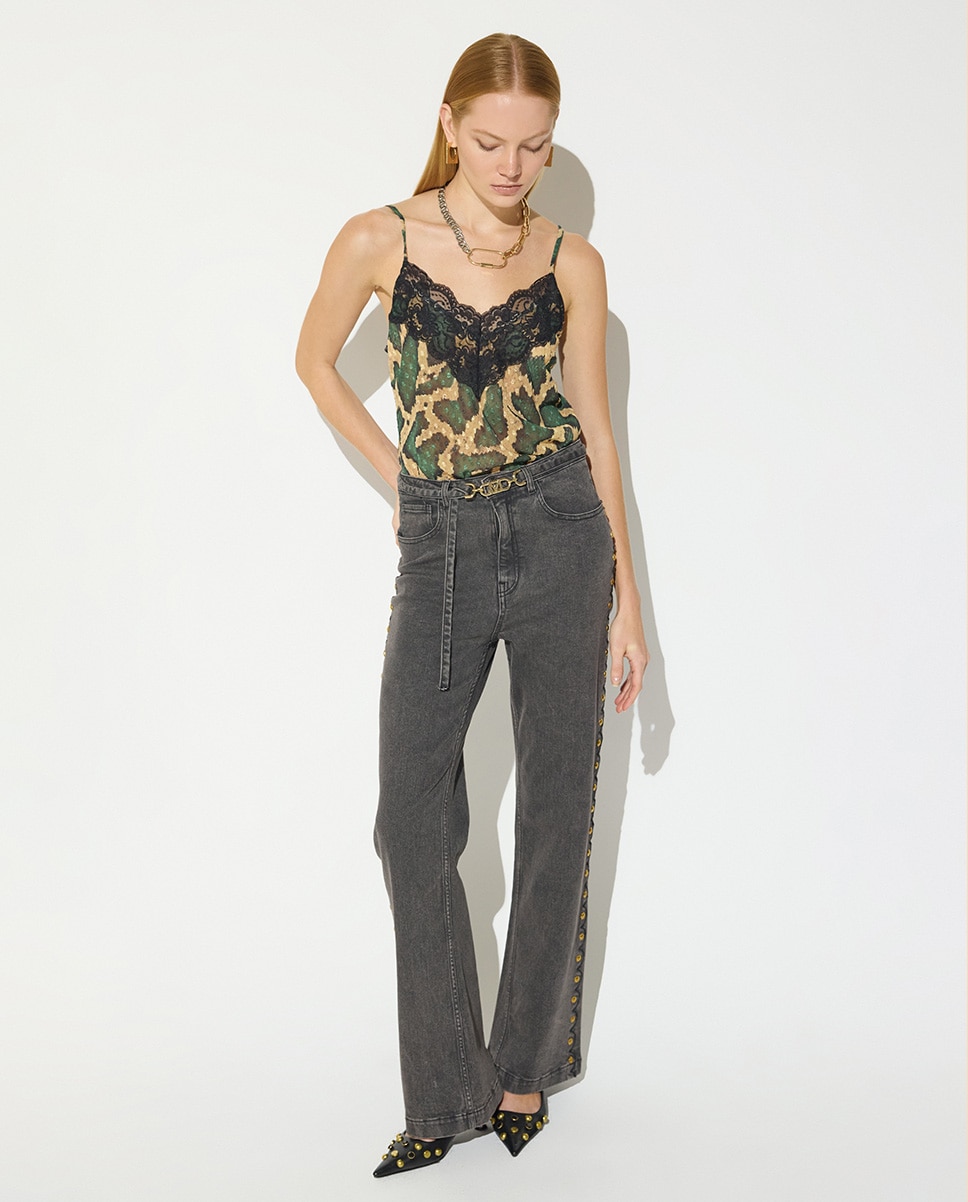 Jeans com Corte a Direito com Tachas Laterais e Cinto com Fivela Personalizada Preto-5