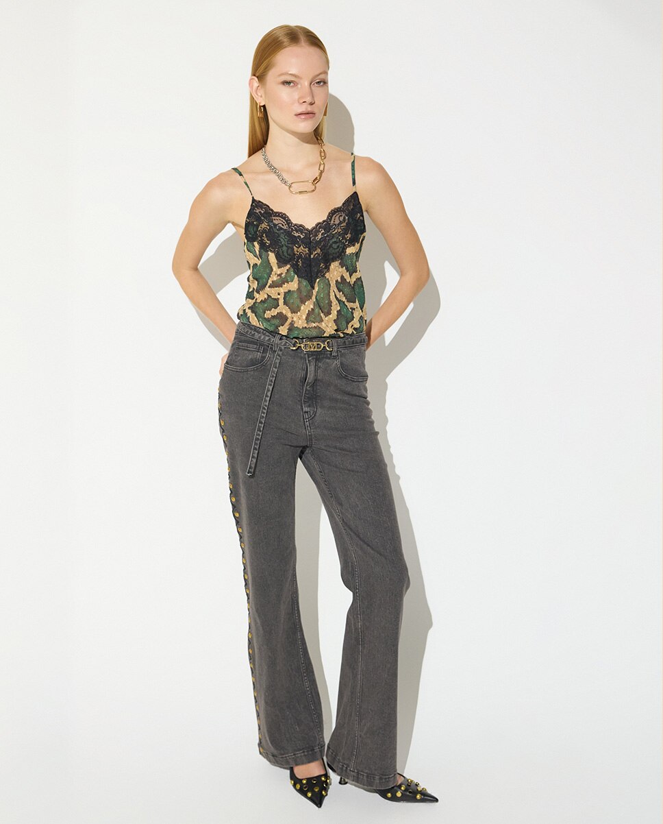 Imagem 0 de Jeans com Corte a Direito com Tachas Laterais e Cinto com Fivela Personalizada