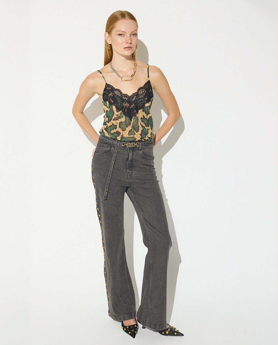 Imagem 0 de Jeans com Corte a Direito com Tachas Laterais e Cinto com Fivela Personalizada
