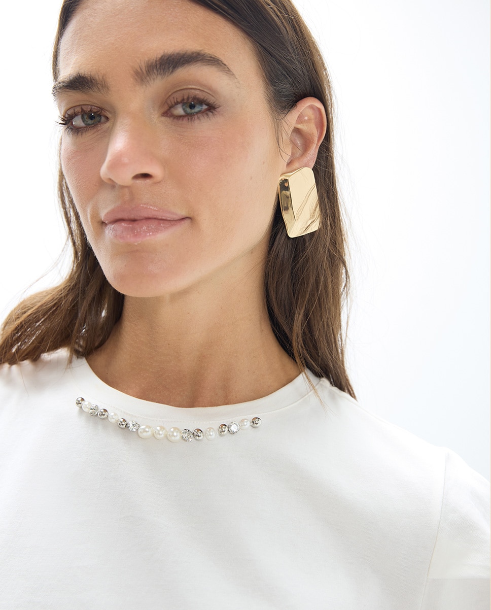 T-shirt Pick In Gola Redonda com Detalhe em Pérolas e Pedraria Branco-2