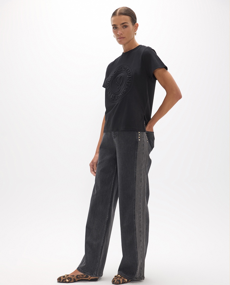 T-shirt Gola Redonda Fit com Aberturas Laterais Print Volume Posicionado Preto-5