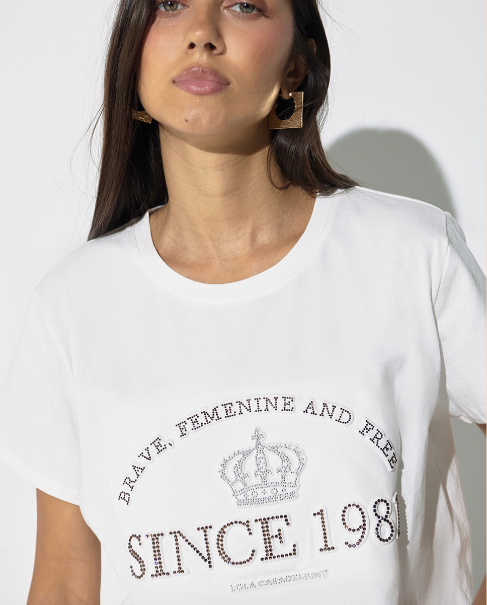 T-shirt Gola Redonda com Gráfico Posicionado Since 1981 em Strass e Tachas Branco-2