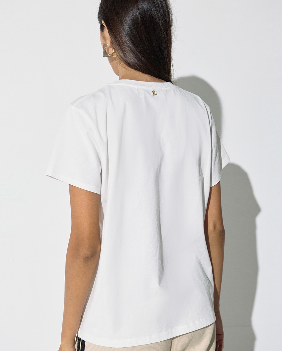 T-shirt Gola Redonda com Gráfico Posicionado Since 1981 em Strass e Tachas Branco-3