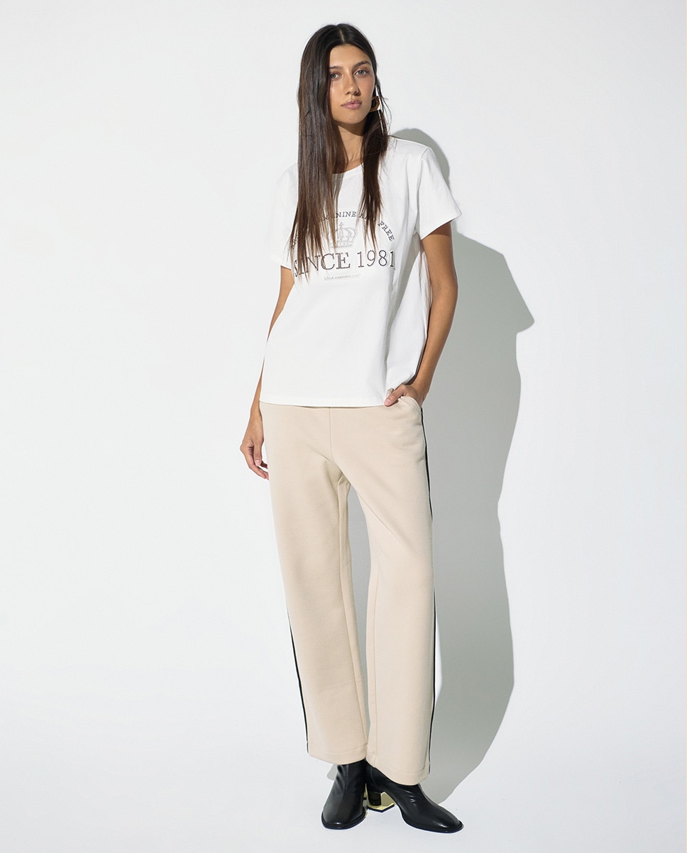 T-shirt Gola Redonda com Gráfico Posicionado Since 1981 em Strass e Tachas Branco-4