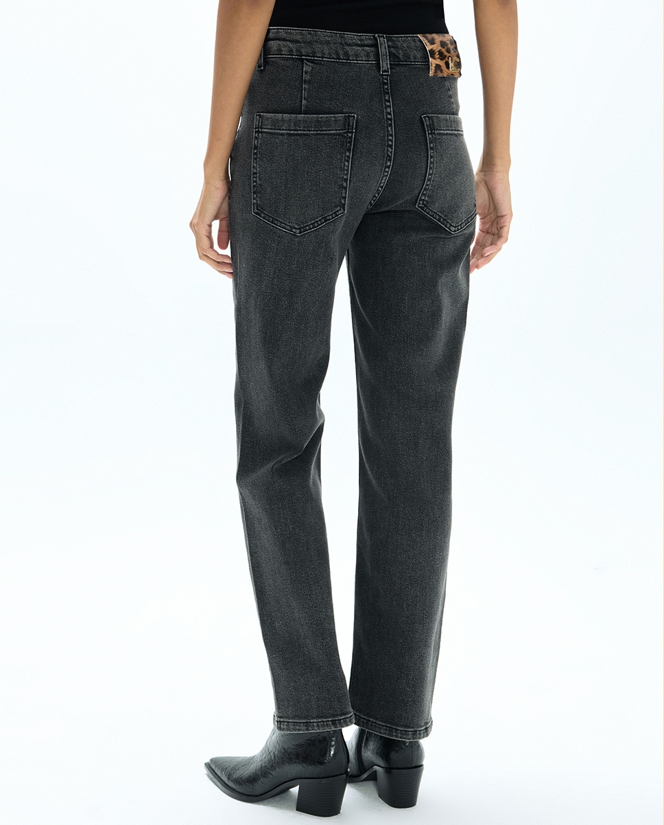 Jeans com Corte a Direito Pelo Tornozelo com Corrente nos Bolsos Frontais Preto-4
