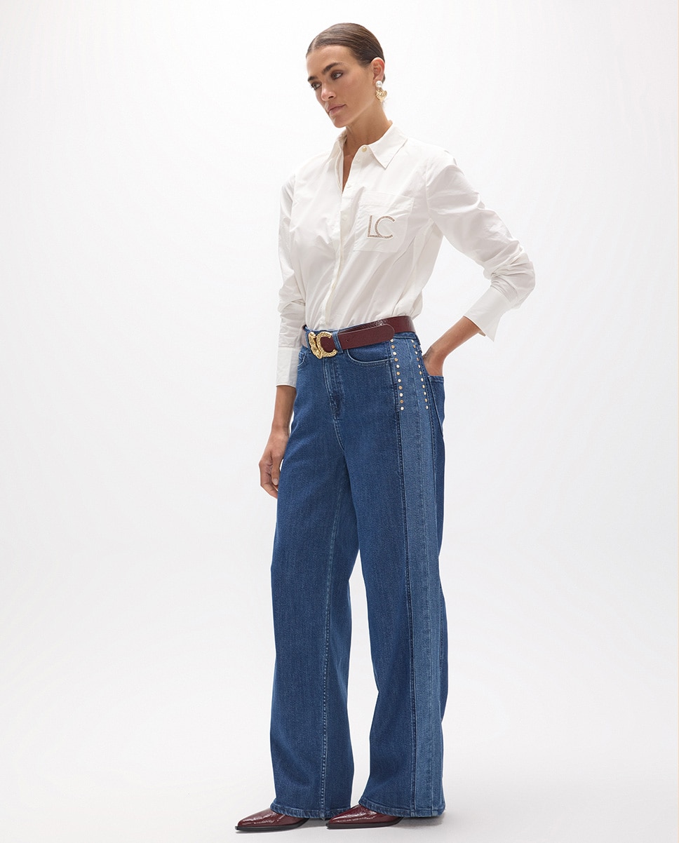 Imagem 0 de Jeans com Corte a Direito com Peça Lateral Bicolor e Tachas 45a