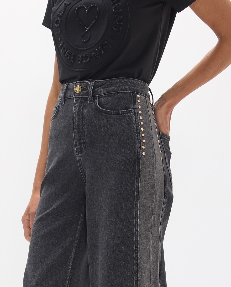 Jeans com Corte a Direito com Peça Lateral Bicolor e Tachas 45a Preto-3