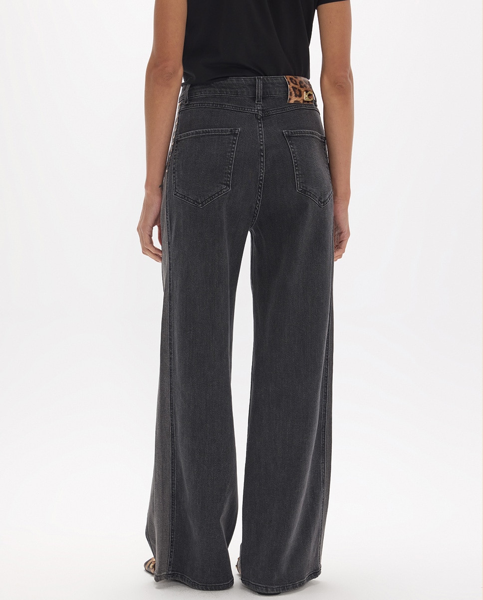 Jeans com Corte a Direito com Peça Lateral Bicolor e Tachas 45a Preto-4