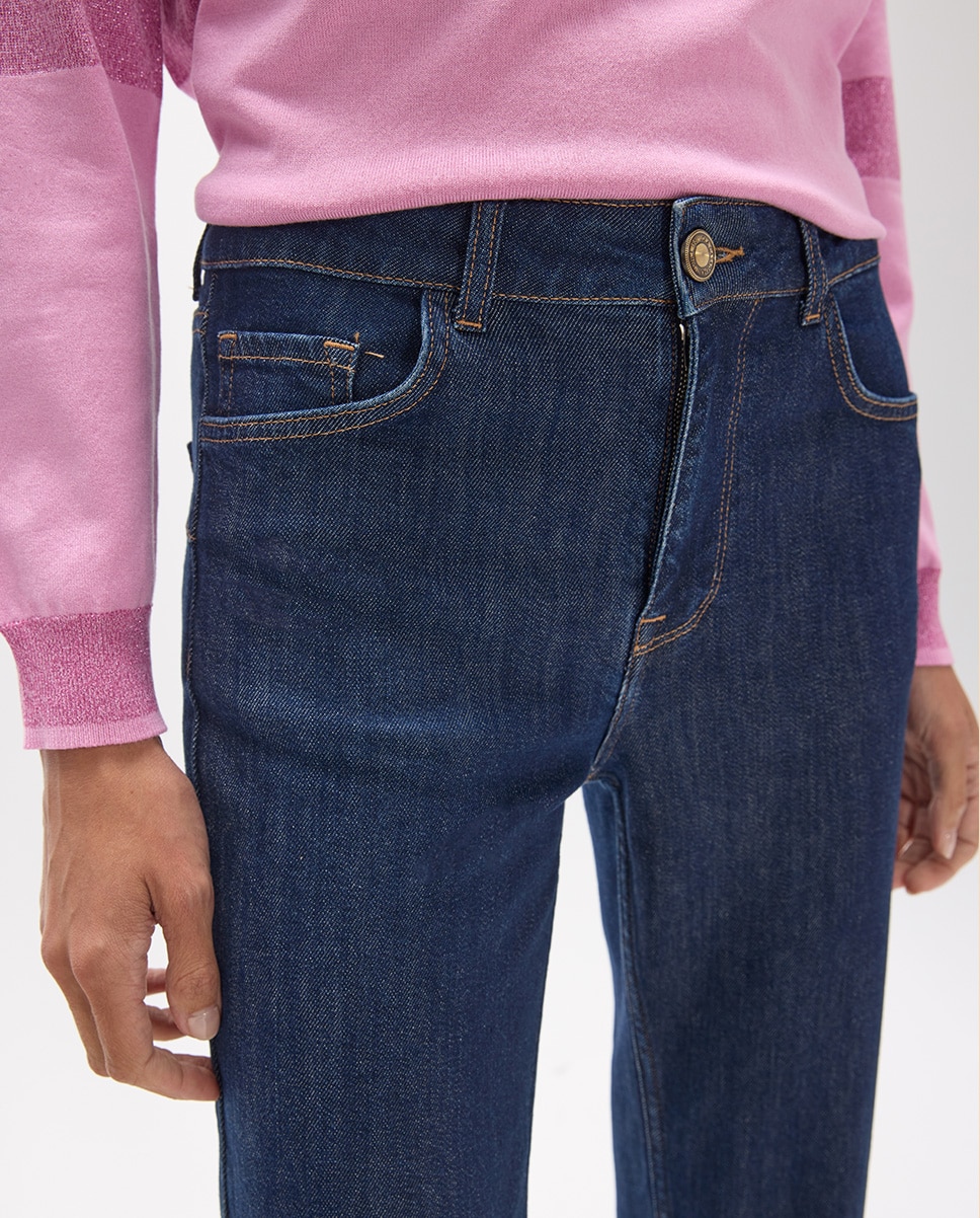 Jeans com Corte a Direito com Bordado no Bolso Posterior Lc em Contraste 45a Azul denim-3