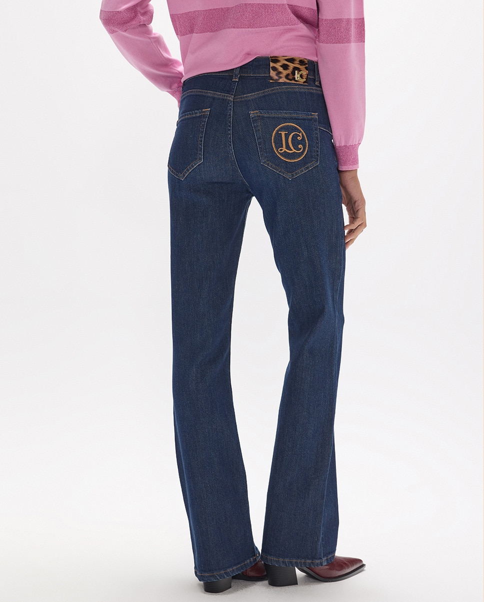 Jeans com Corte a Direito com Bordado no Bolso Posterior Lc em Contraste 45a Azul denim-4