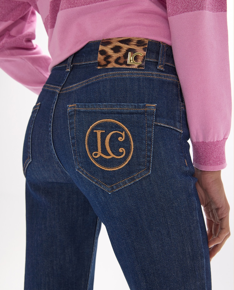 Jeans com Corte a Direito com Bordado no Bolso Posterior Lc em Contraste 45a Azul denim-5