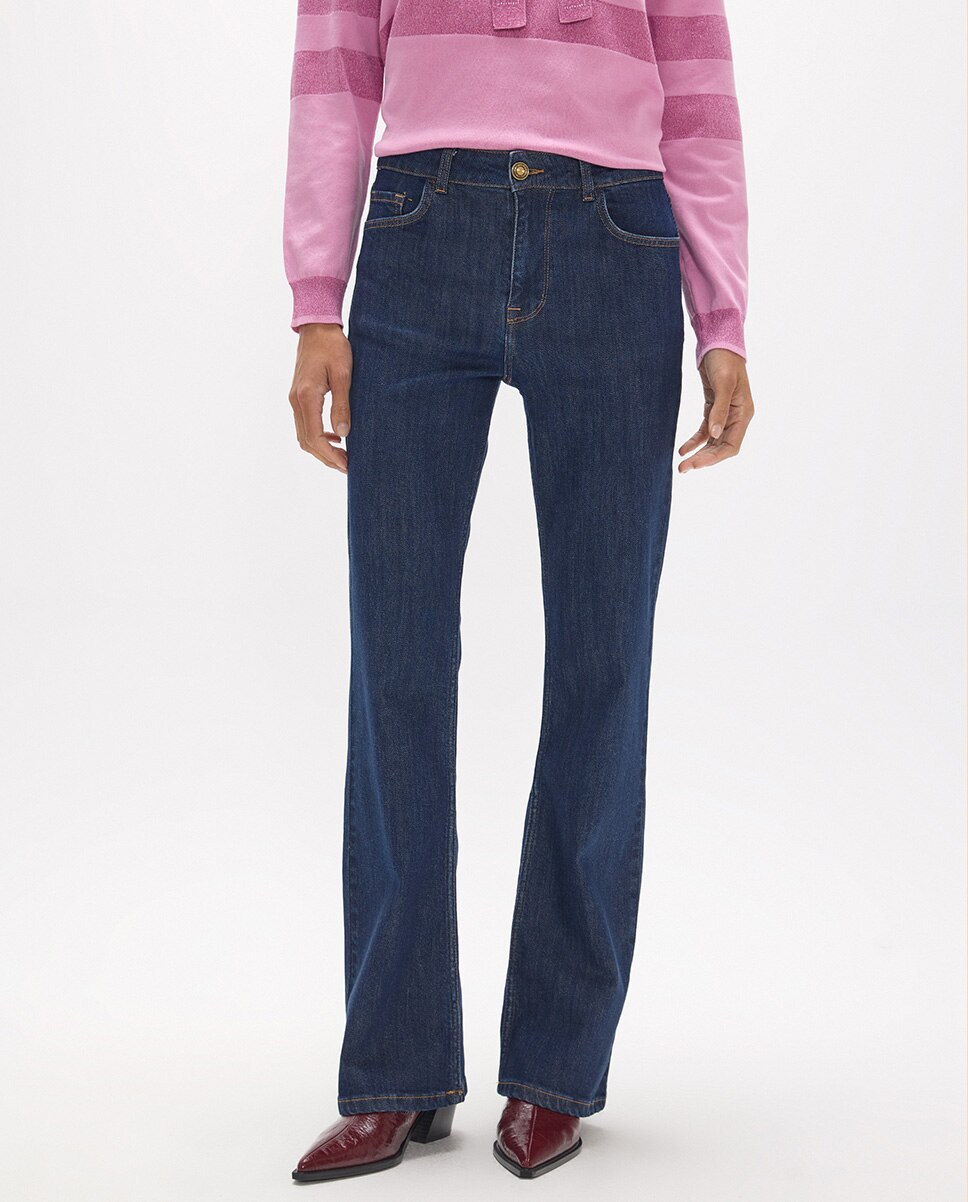 Imagem 0 de Jeans com Corte a Direito com Bordado no Bolso Posterior Lc em Contraste 45a