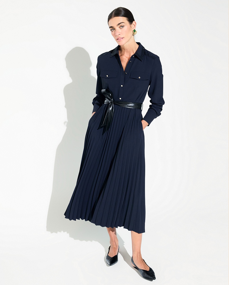 Imagem 0 de Vestido Midi Tipo Camisa com Saia Plissada e Strass
