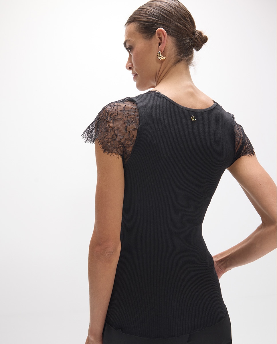 T-shirt com Detalhe de Renda na Gola e Mangas Preto-4