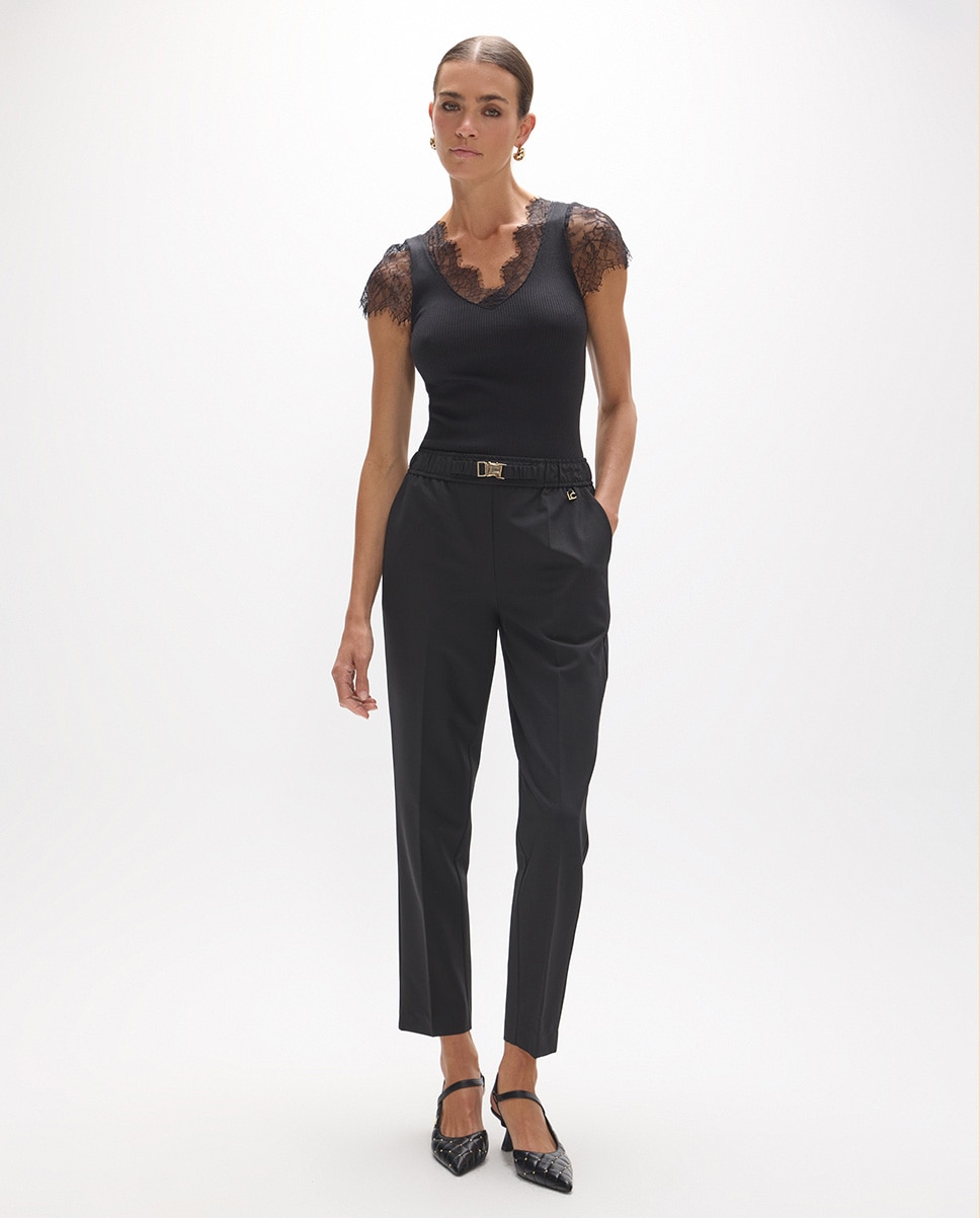 T-shirt com Detalhe de Renda na Gola e Mangas Preto-5