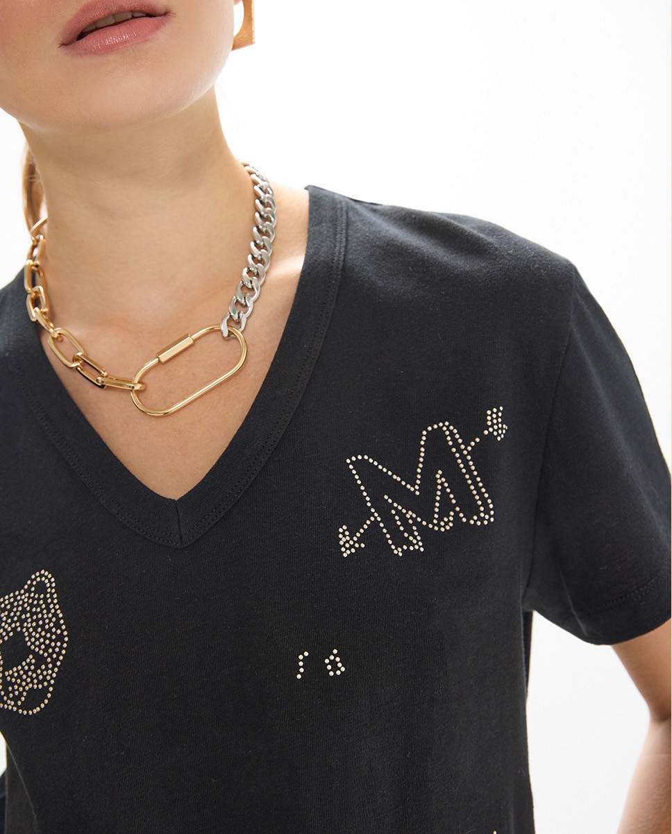 T-shirt Gola em V com Aberturas Laterais Print e Mini Tachas Preto-3