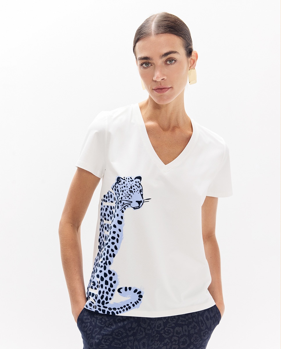 Imagem 0 de T-shirt Gola em V com Aberturas Laterais e Gráfico Posicionado Leopardo Be Wild