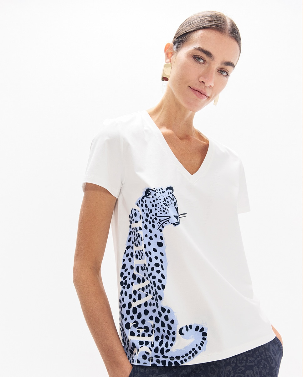 T-shirt Gola em V com Aberturas Laterais e Gráfico Posicionado Leopardo Be Wild Branco-2