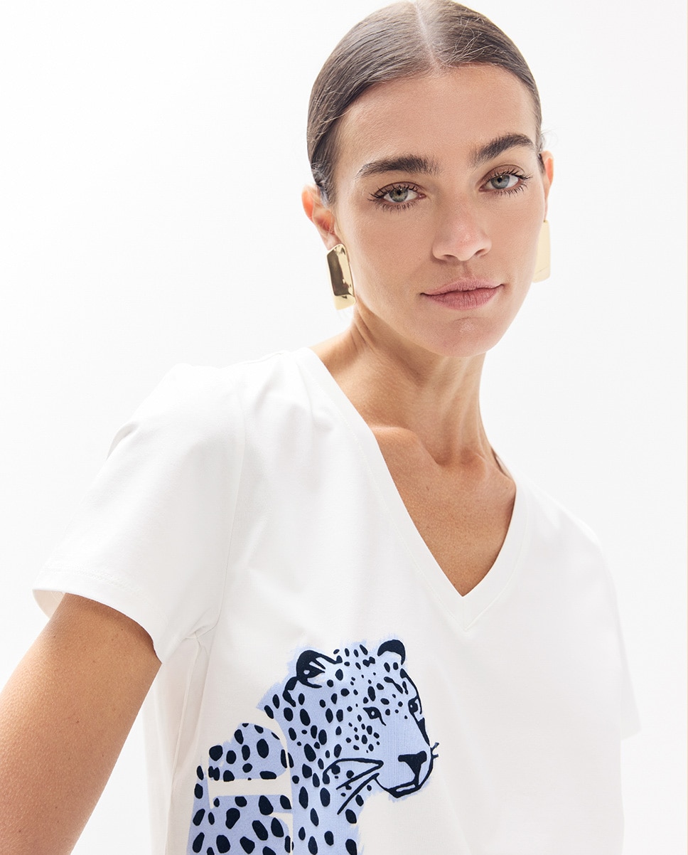 T-shirt Gola em V com Aberturas Laterais e Gráfico Posicionado Leopardo Be Wild Branco-3