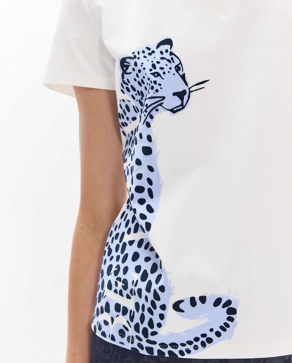T-shirt Gola em V com Aberturas Laterais e Gráfico Posicionado Leopardo Be Wild Branco-4