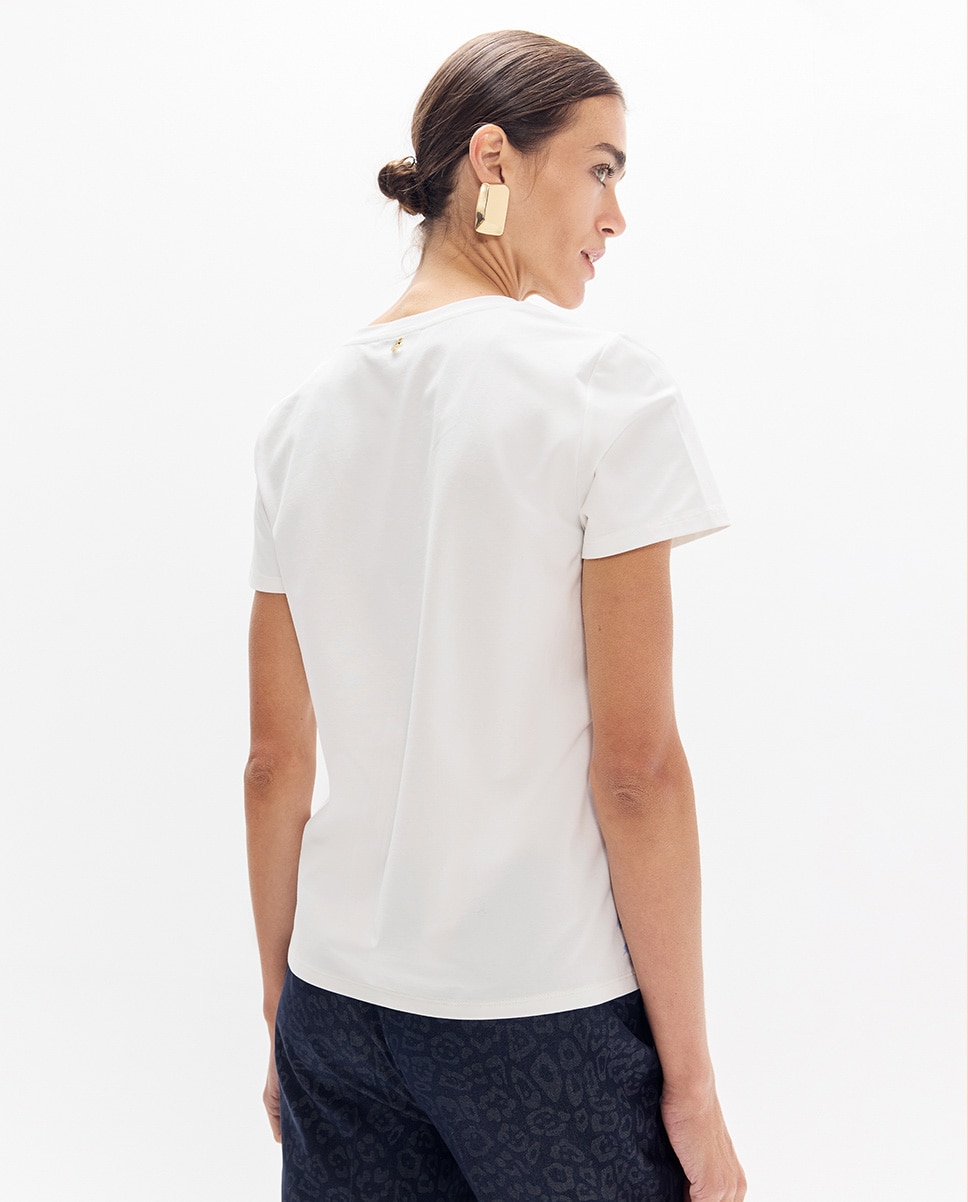T-shirt Gola em V com Aberturas Laterais e Gráfico Posicionado Leopardo Be Wild Branco-5