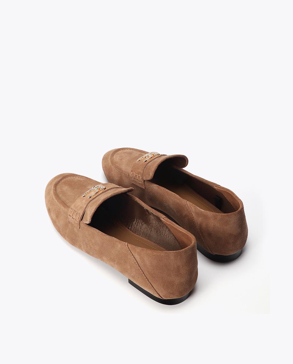 Mocassins Rasos em Camurça com Detalhe Metálico Castanho-claro-3