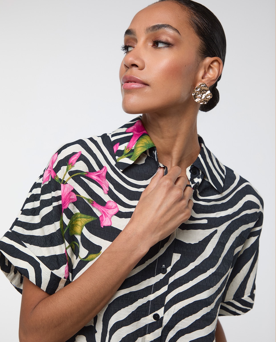 Camisa de Manga Curta Print Zebra e Flor Preto-4