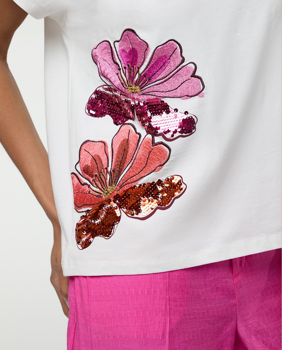 T-shirt com Decote em V e Detalhe de Flor Branco-3
