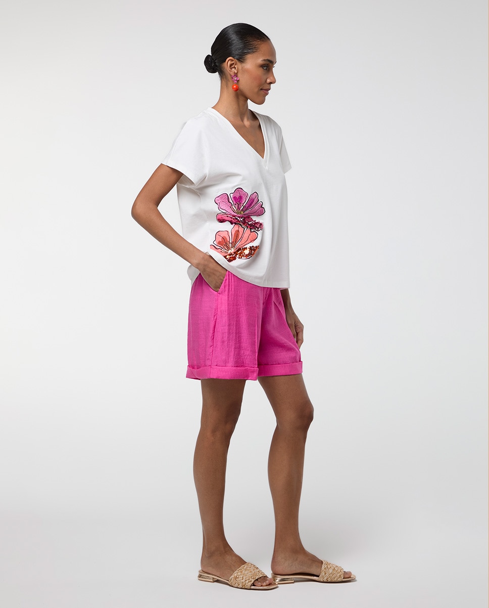 T-shirt com Decote em V e Detalhe de Flor Branco-5