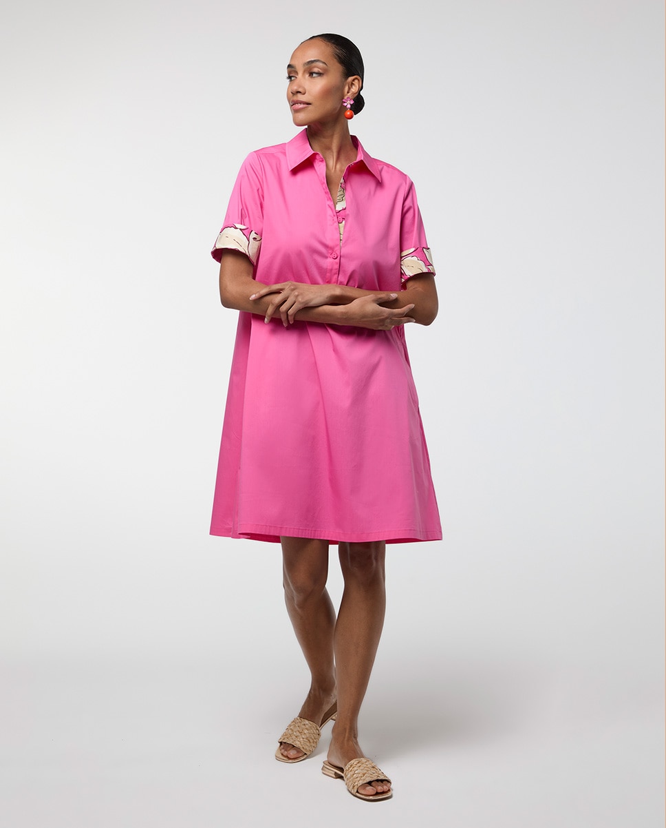 Imagem 0 de Vestido Curto com Gola Tipo Camisa e Detalhes em Contraste