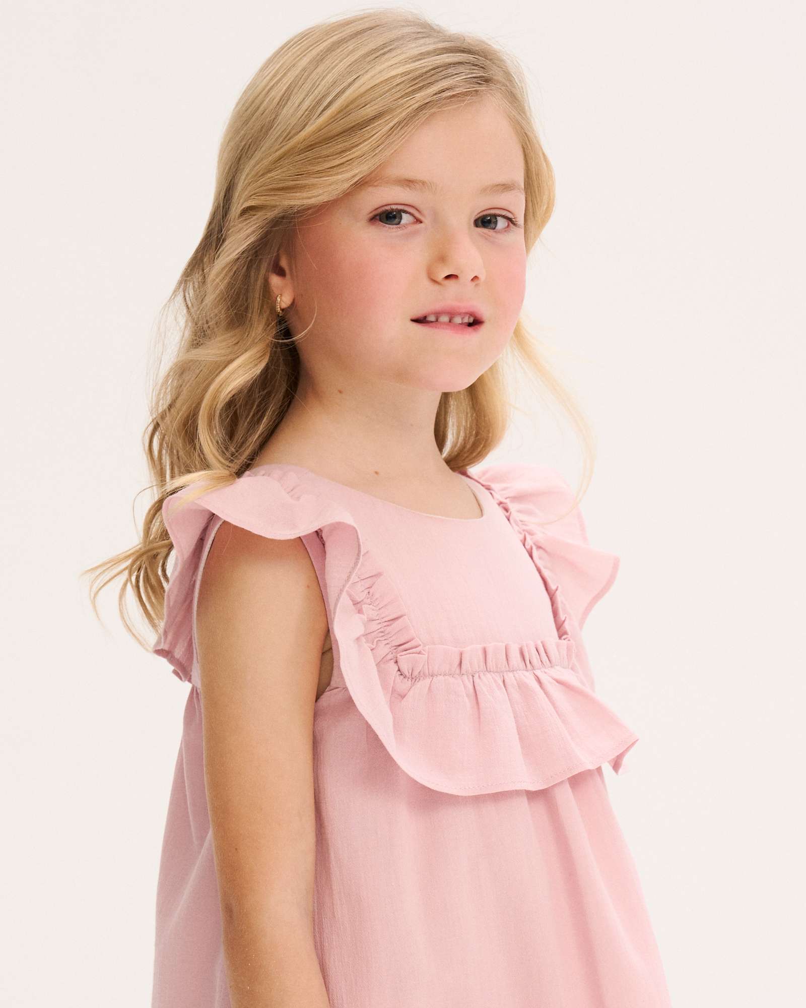 Vestido Infantil com Folho no Ombro e Peitilho Dadati Rosa-pastel-3