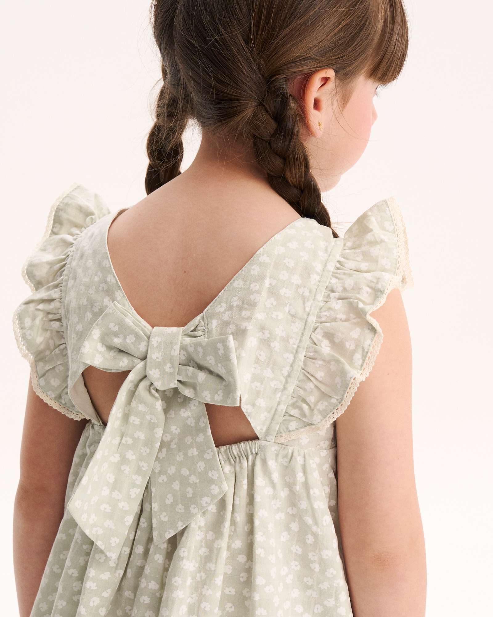 Vestido Infantil de Flores com Ninho de Abelha na Peixeira Verde-claro-3
