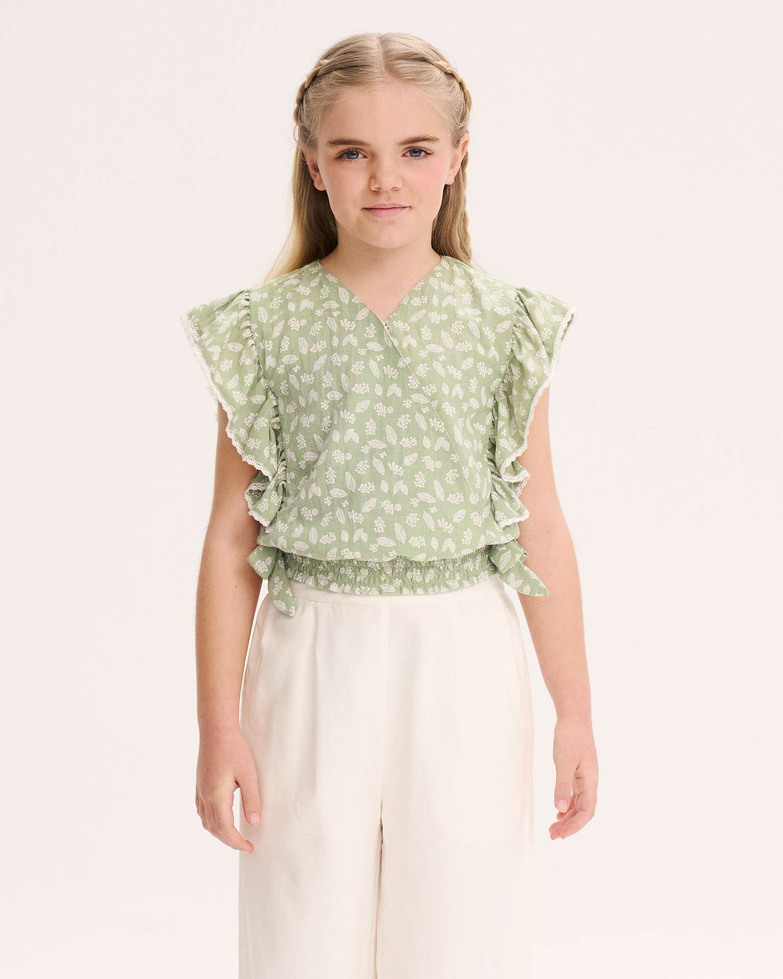 Imagem 0 de Blusa Infantil com Estampado de Folhas e Folhos Laterais