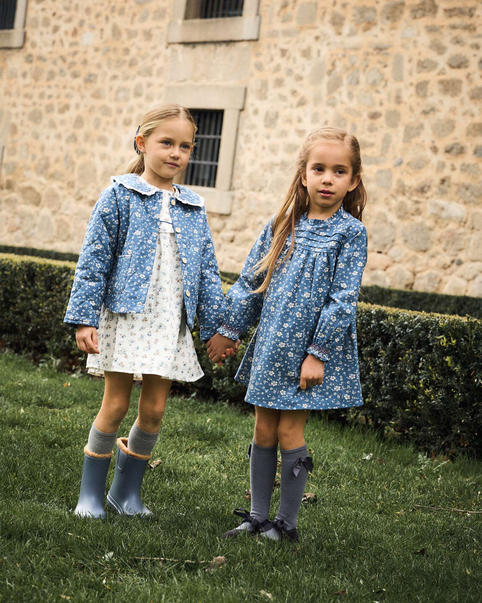 Imagem 0 de Vestido Infantil de Flores e Smock nos Punhos