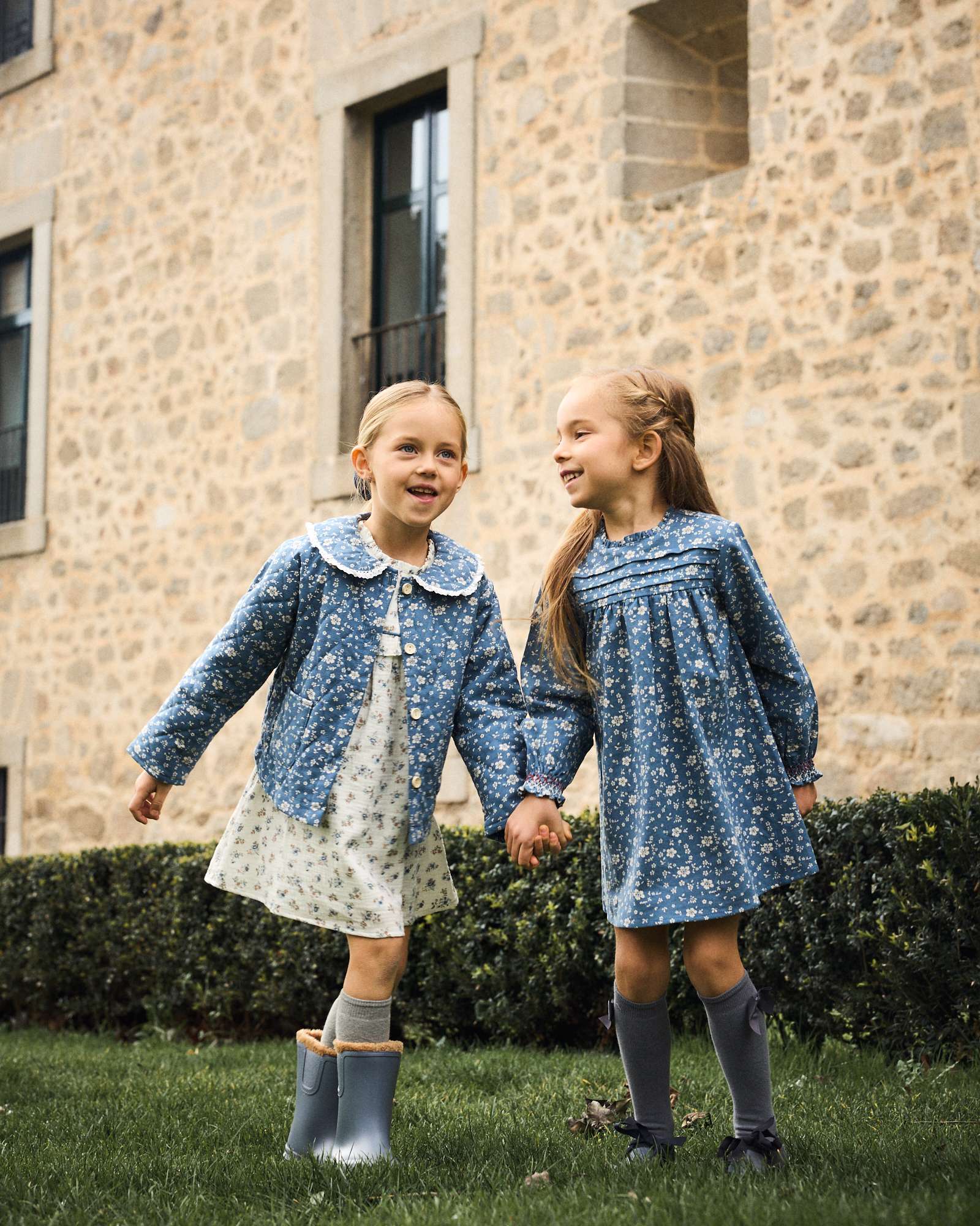 Vestido Infantil de Flores e Smock nos Punhos Azul-2