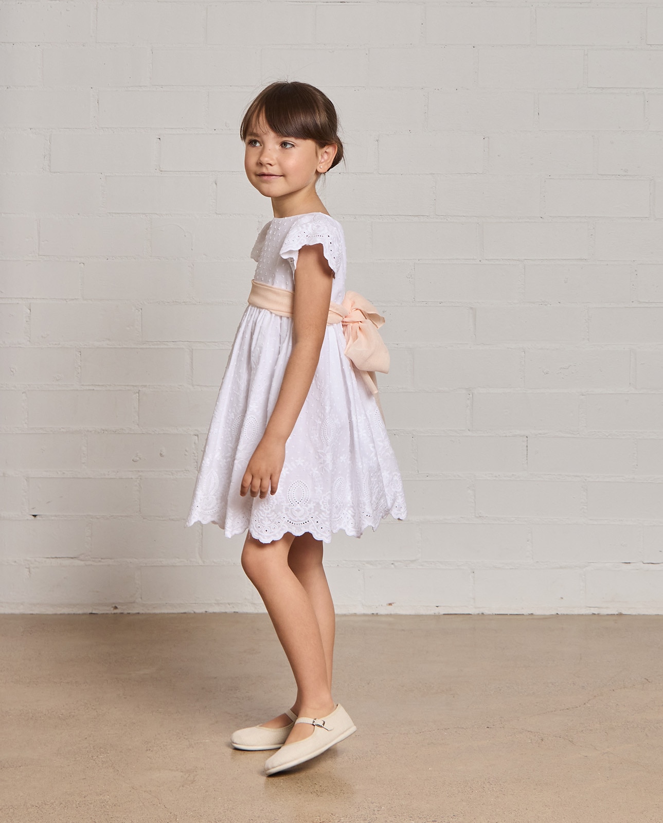 Vestido para Bebé Plumeti Bordado com Cenefas e Laçada Cru-4