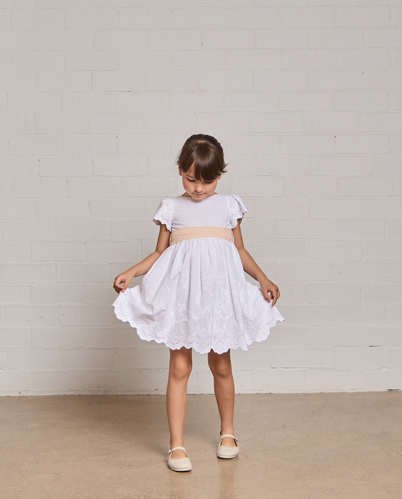 Imagem 0 de Vestido Infantil Plumeti Bordado com Cenefas e Laçada