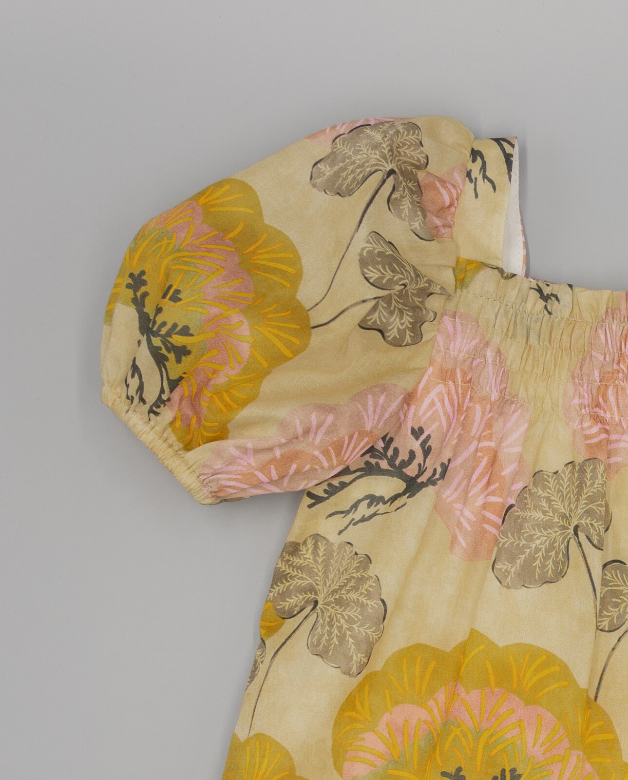 Vestido Infantil Estampado com Corpo Elástico e Manga Balão Bege/Rosa-3