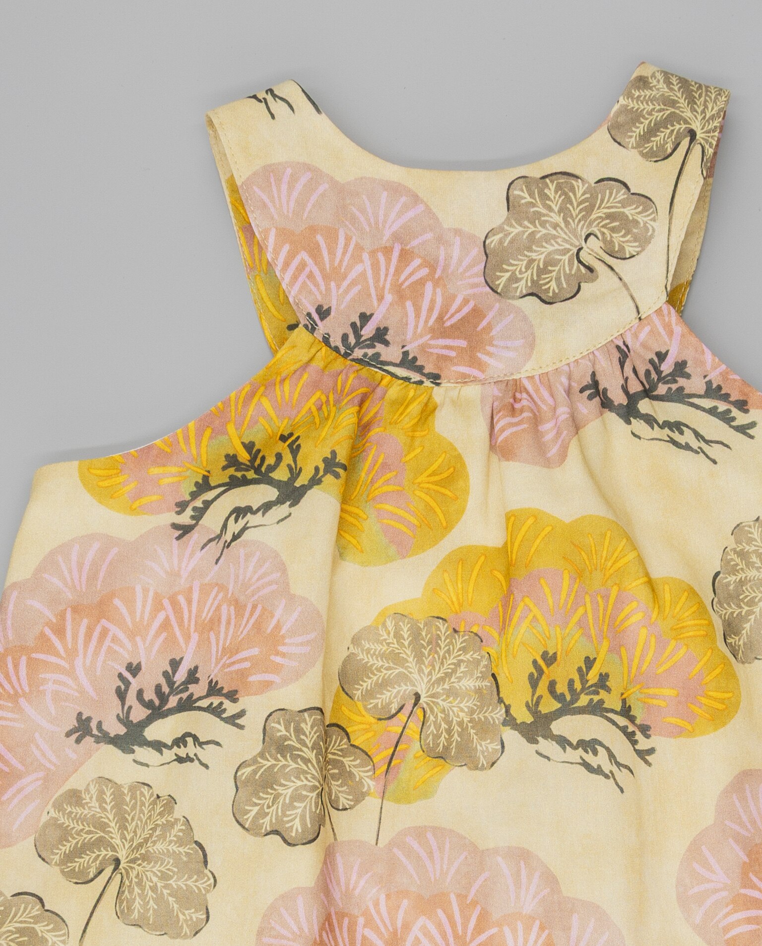 Vestido Infantil Estampado Plantas Grandes com Ombros Metidos Bege-3