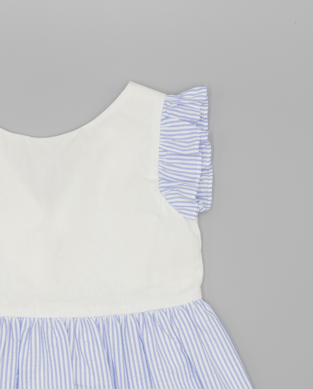 Vestido Infantil Seersucker com Corpo Contraste e Manga Folho Azul-claro-2
