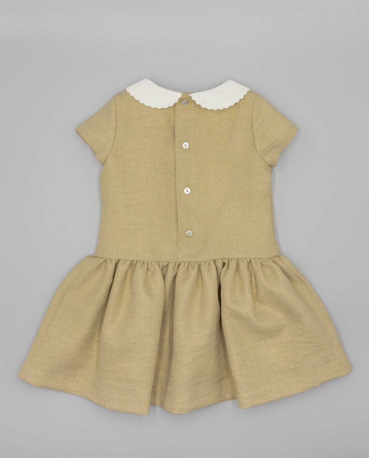 Vestido Infantil em Lamé com Cintura Baixa e Gola Clássica Ouro-2
