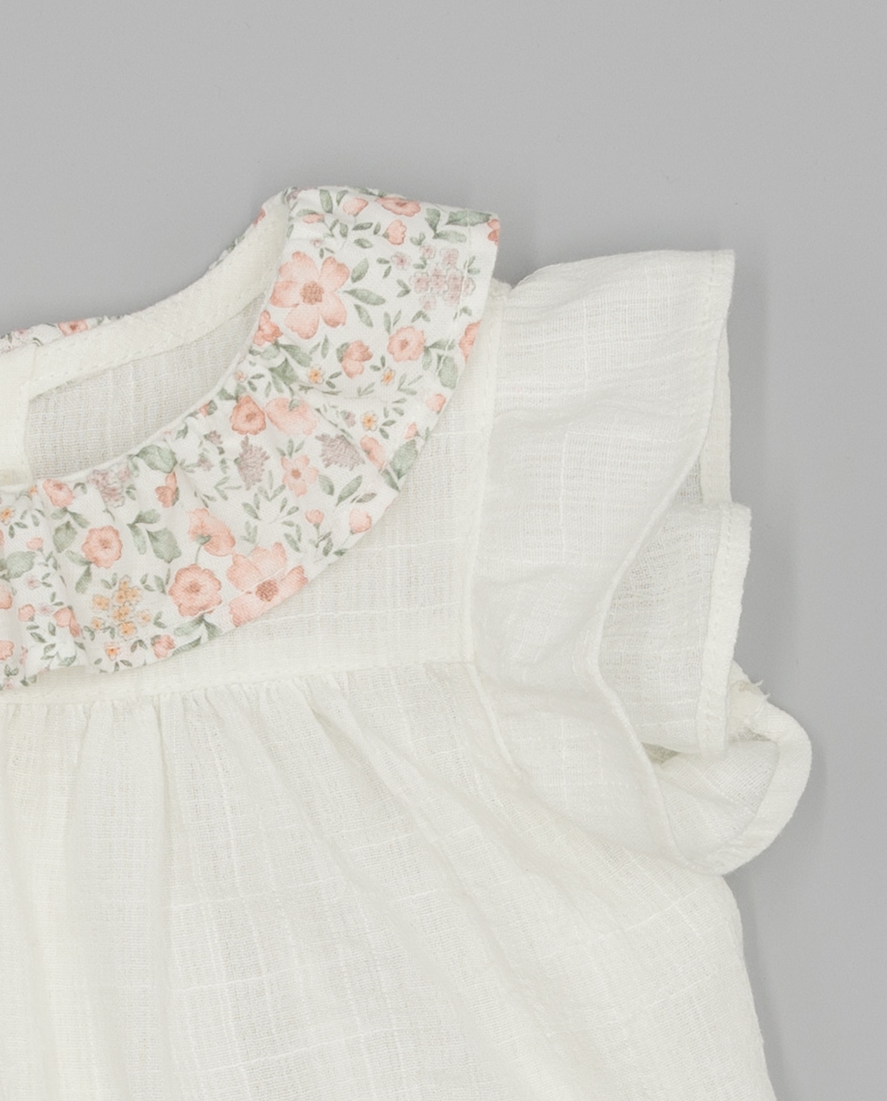 Blusa para Bebé Plumeti com Bolsos e Estampado Floral em Contraste Fina Ejerique Branco-3