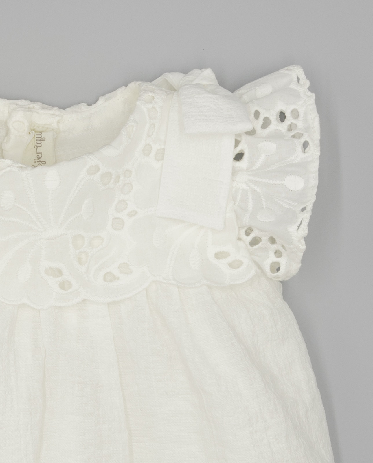 Vestido para Bebé em Batista Bordada com Laços nos Ombros Fina Ejerique Branco-4
