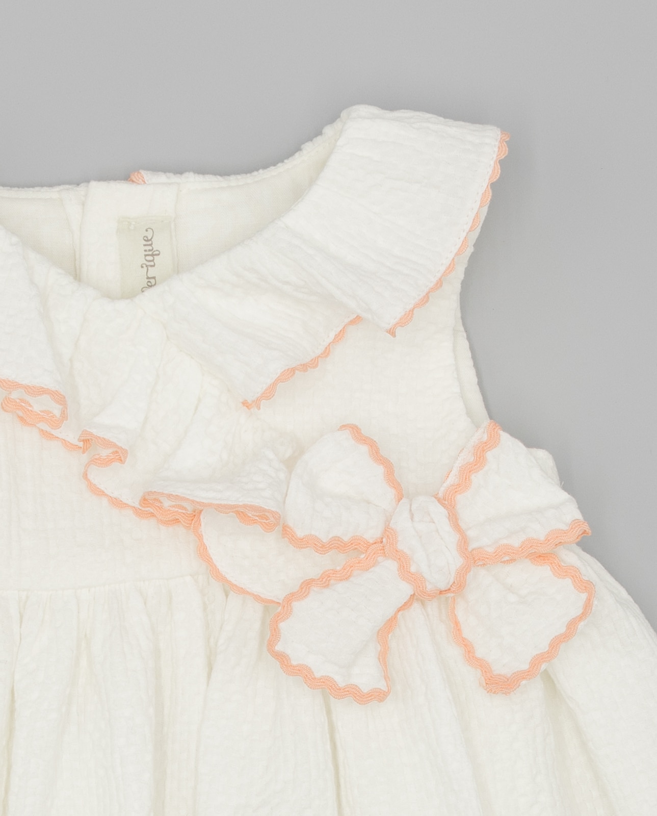 Vestido para Bebé em Piqué com Folho Cruzado e Ondulina Branco-4