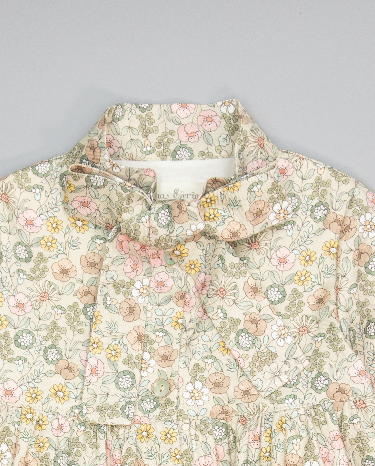 Vestido Bege de Viella Floral com Folhos e Laçada na Gola Torrado-3