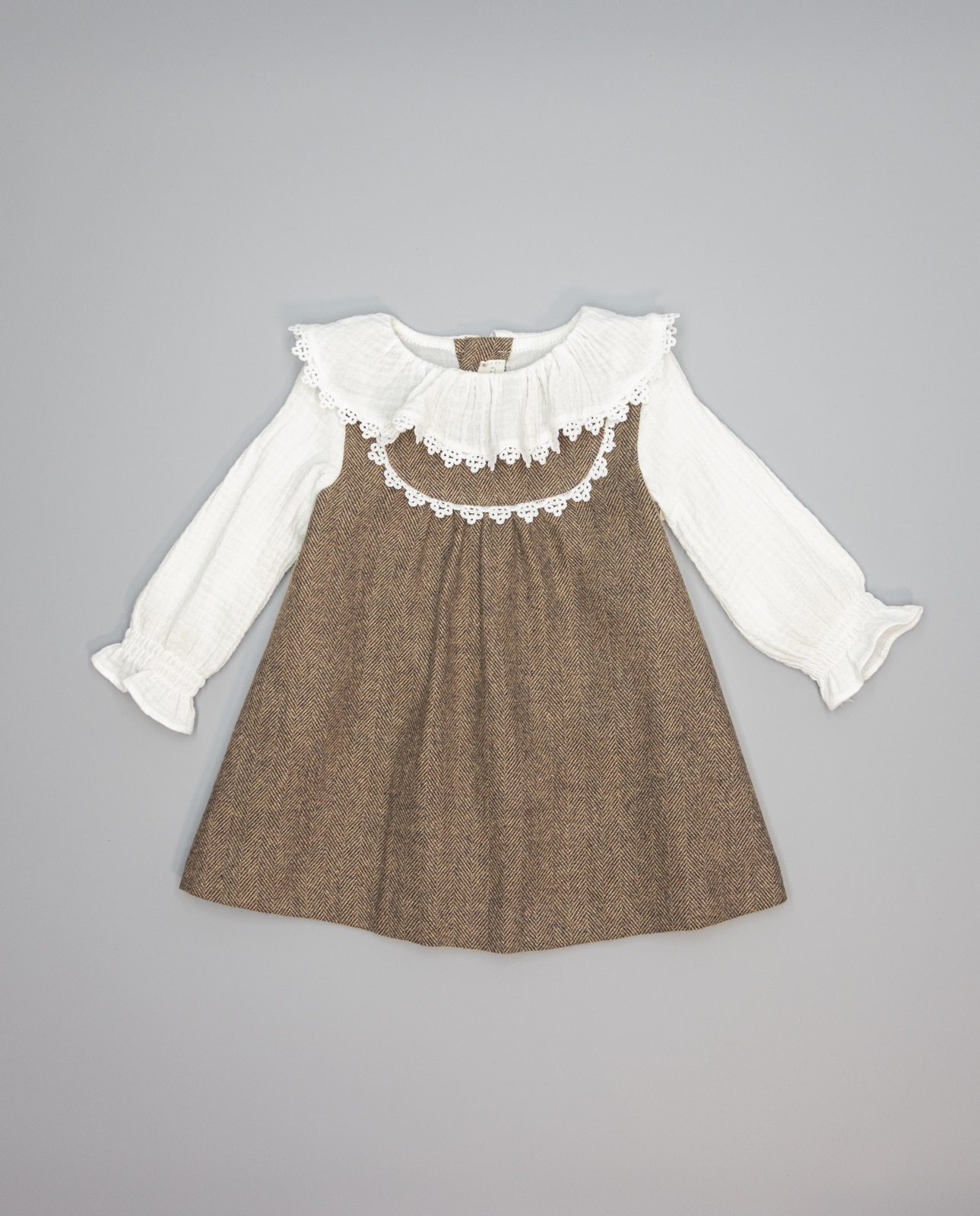 Vestido Pichi Castanho de Espiga, Gola Folho e Canesú com Renda em Cru Camel-2