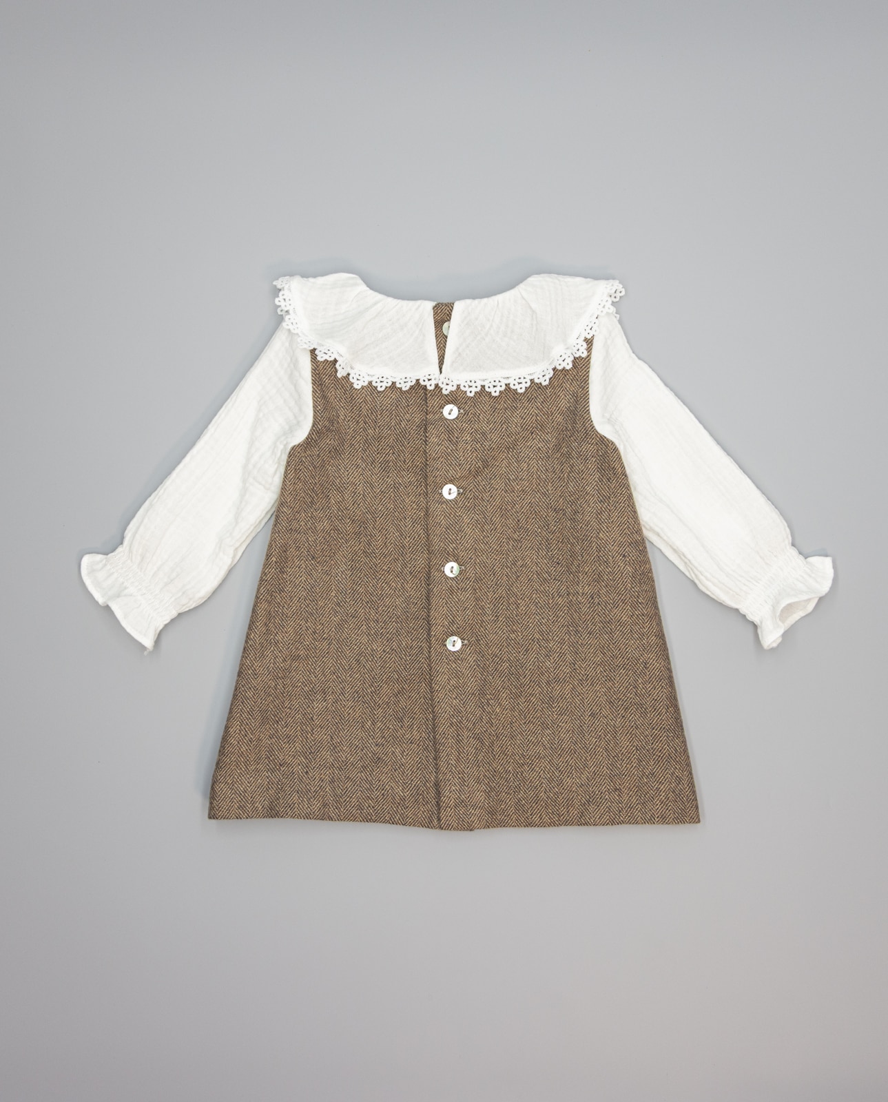Vestido Pichi Castanho de Espiga, Gola Folho e Canesú com Renda em Cru Camel-3